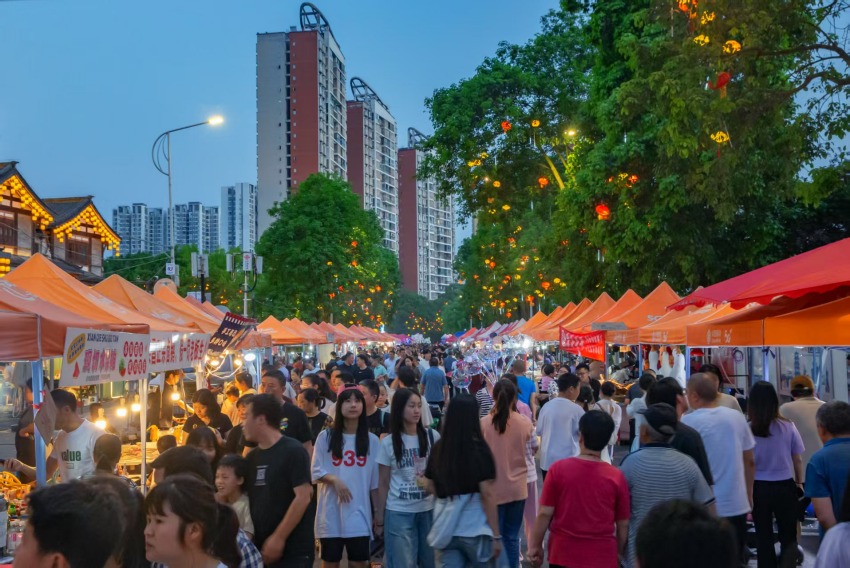 夜市人潮熙攘。