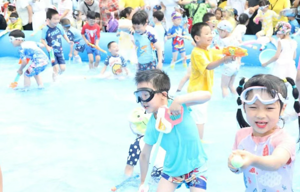 孩子們一起打水仗。重慶師范大學(xué)附屬幼兒園供圖