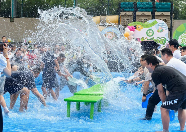 激情潑水環(huán)節(jié)。重慶師范大學(xué)附屬幼兒園供圖