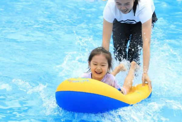 小小“船員”在家長(zhǎng)的牽引下體驗(yàn)“乘風(fēng)破浪”的快樂。重慶師范大學(xué)附屬幼兒園供圖