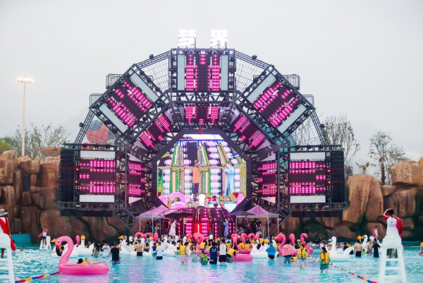 園區(qū)游玩氣氛熱鬧。鄭城東攝