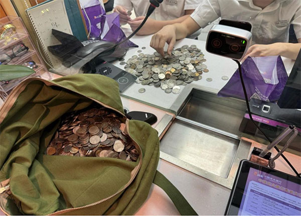 硬幣清理中。光大銀行重慶分行供圖