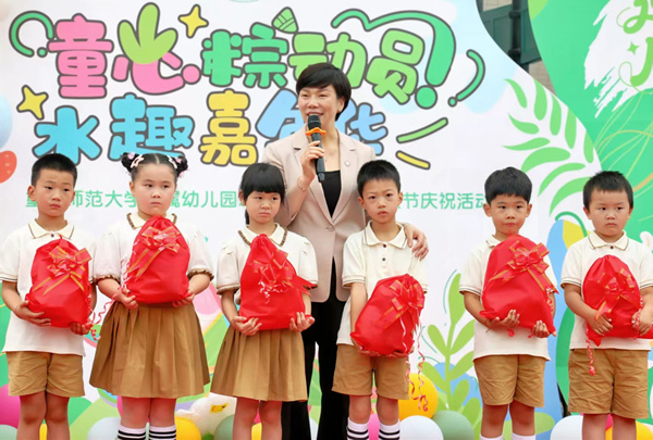 重慶師范大學(xué)黨委書記張艷到幼兒園送祝福。重慶師范大學(xué)附屬幼兒園供圖
