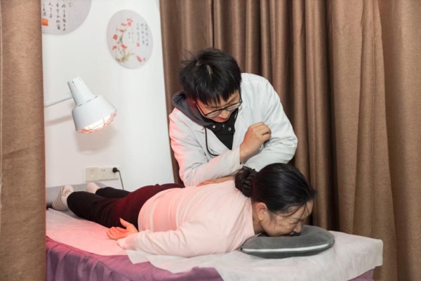 老人在“家門口”享受專業(yè)理療服務(wù)。胡桂國(guó)攝