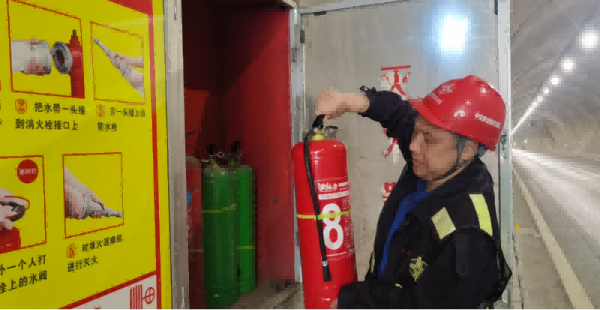 工作人員在中交隧道檢查滅火器。企業(yè)供圖