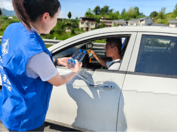端午節(jié)日工作人員給駕乘人員贈送香囊。企業(yè)供圖