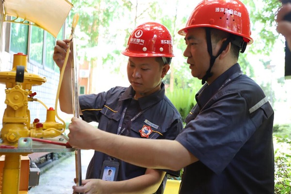 燃?xì)饩S修人員在重慶一中檢查調(diào)壓設(shè)備。重慶燃?xì)饧瘓F供圖