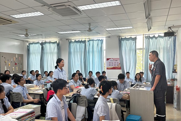 燃?xì)饩S修人員在鳳鳴山中學(xué)為學(xué)生們上燃?xì)獍踩n。重慶燃?xì)饧瘓F供圖