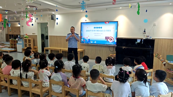 民警向校園學童分享知識。北碚區(qū)公安分局供圖 第1眼TV-華龍網(wǎng)發(fā)