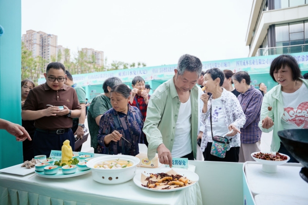 市民現(xiàn)場品嘗兔肉美食。主辦方供圖