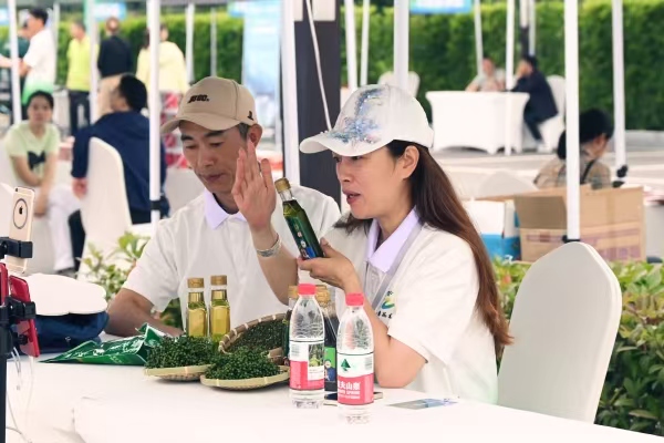 花椒帶貨達(dá)人在現(xiàn)場(chǎng)直播。任峰攝