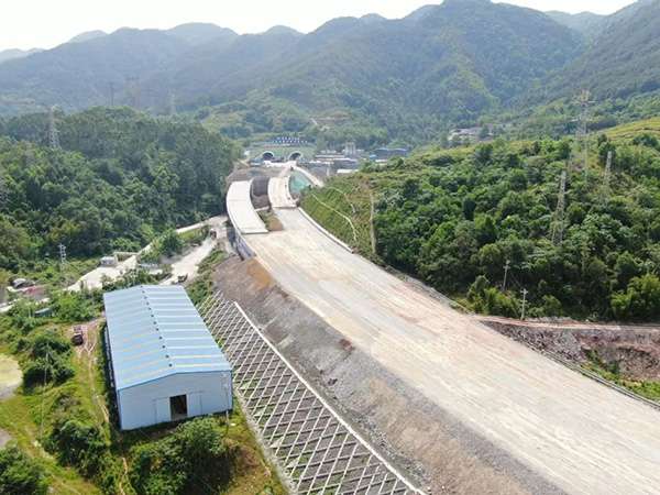 李家沱復(fù)線橋南引道項(xiàng)目。重慶市住房城鄉(xiāng)建委供圖