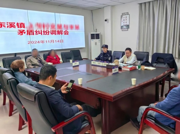 現(xiàn)場(chǎng)調(diào)解矛盾。受訪單位供圖