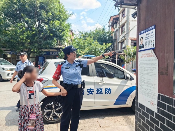 皮娟找到與外婆走失的女孩。受訪單位供圖