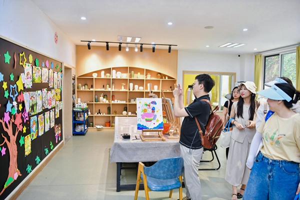 媒體一行參觀園內(nèi)教育康復(fù)樓等設(shè)施。重慶民政供圖