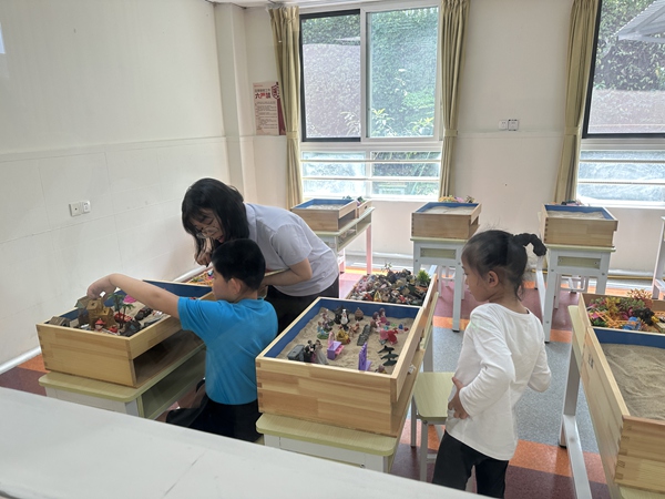 在沙盤融合教室，專業(yè)教師正對(duì)孩子們進(jìn)行心理、情緒和語言等干預(yù)訓(xùn)練。莢天宇攝