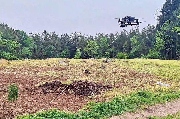 無人機(jī)布放光纜。重慶移動(dòng)供圖