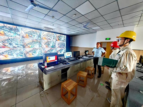 電力人員對監(jiān)控設(shè)備用電情況進(jìn)行安全檢查。國網(wǎng)重慶永川供電公司供圖