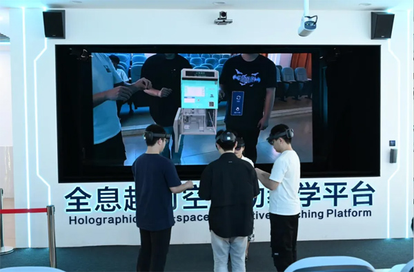 學校學生體驗全息數(shù)字課程。重慶交通職業(yè)學院供圖