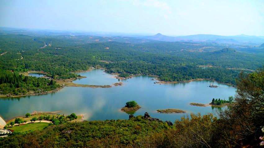 石林長(zhǎng)湖。石林風(fēng)景名勝區(qū)管理局供圖