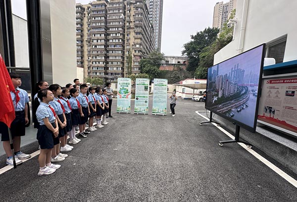 對師生進行宣傳介紹。渝中污水處理廠供圖