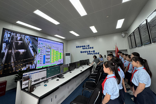 進入地下車間內(nèi)部參觀。渝中污水處理廠供圖