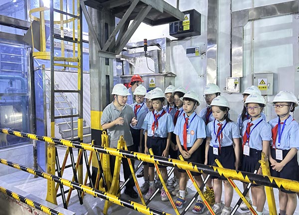 進入地下車間內(nèi)部參觀。渝中污水處理廠供圖