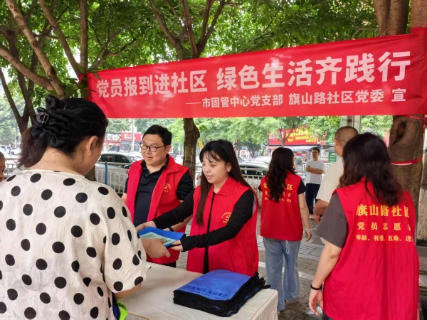 居民在咨詢垃圾分類知識。龍山街道供圖