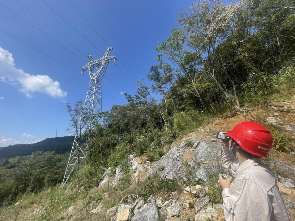 國網(wǎng)重慶經(jīng)研院技經(jīng)中心員工正在測量架空線路絕緣情況。國網(wǎng)重慶經(jīng)研院供圖