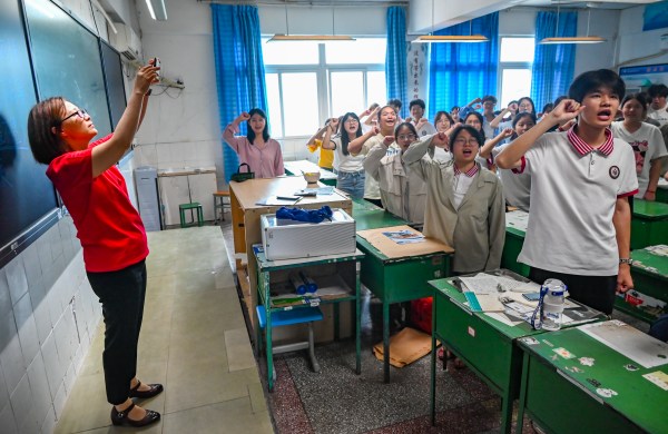 老師為學(xué)生照相留念。黃建樺攝