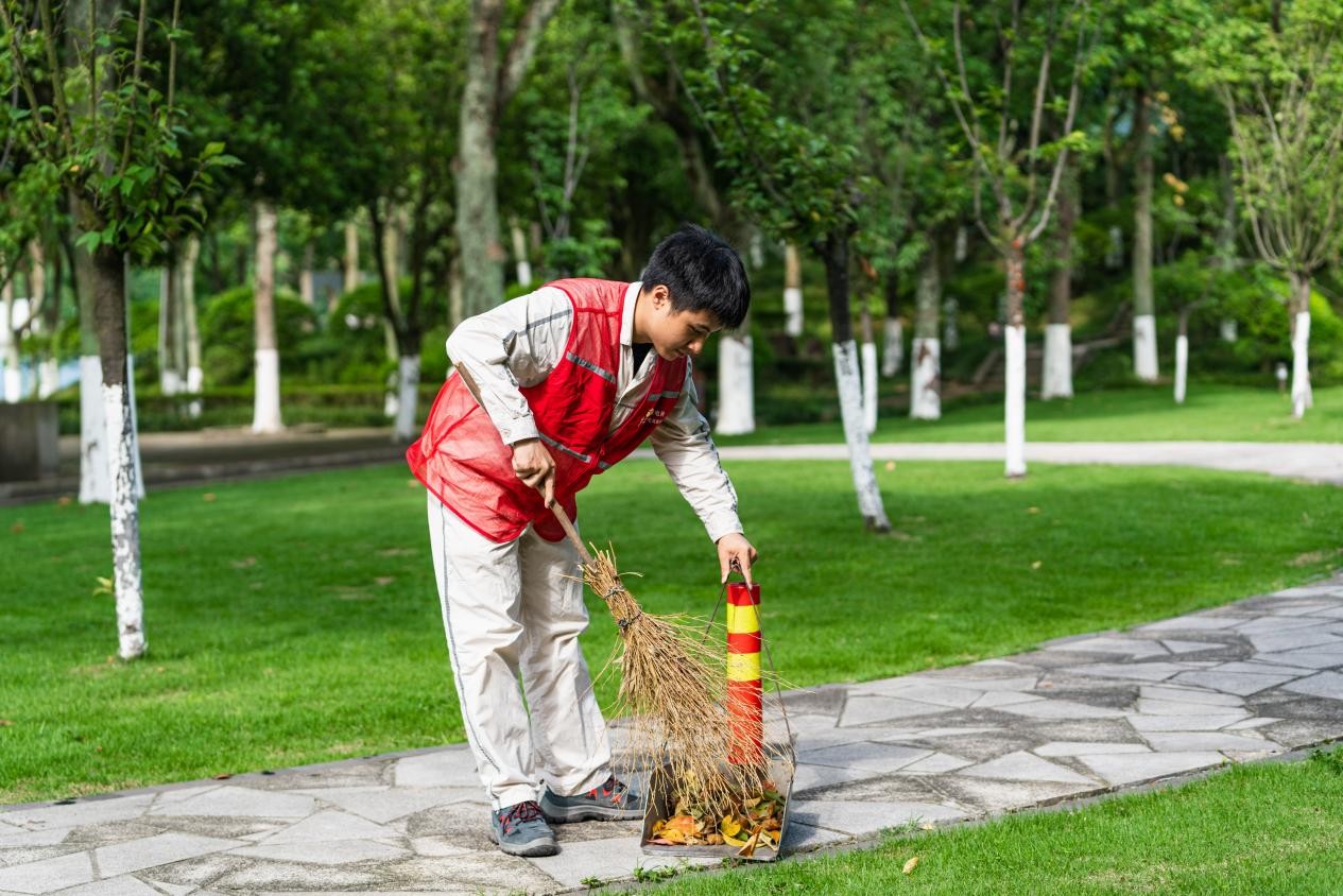 電力員工清理垃圾。國網(wǎng)重慶永川供電公司供圖