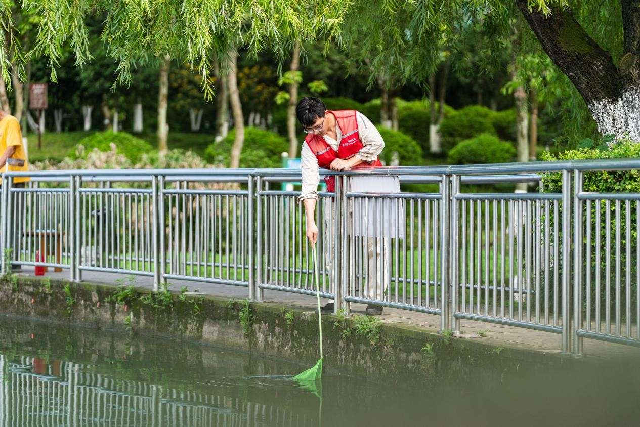 電力員工清理垃圾。國網(wǎng)重慶永川供電公司供圖