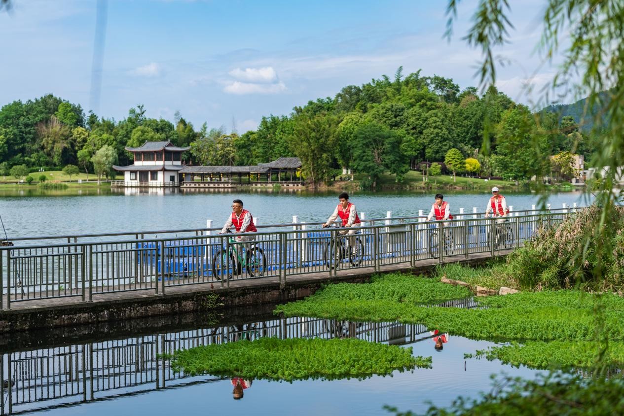 電力員工騎行守護環(huán)境衛(wèi)生。國網(wǎng)重慶永川供電公司供圖