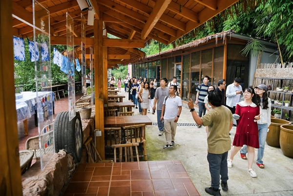 媒體一行參觀了解扎染工坊項目。重慶福彩供圖