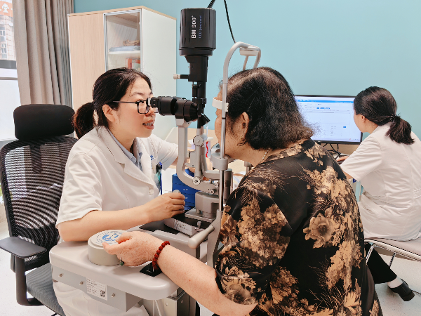 眼健康檢查現(xiàn)場。重慶普瑞眼科醫(yī)院供圖