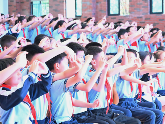 馮勝輝教孩子們識別主視眼。重慶南坪愛爾眼科醫(yī)院供圖