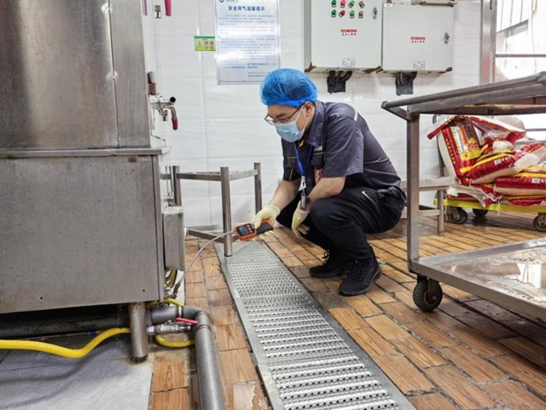 北碚分公司工作人員在西南大學附屬中學食堂用氣點檢測用氣安全。重慶燃氣集團供圖