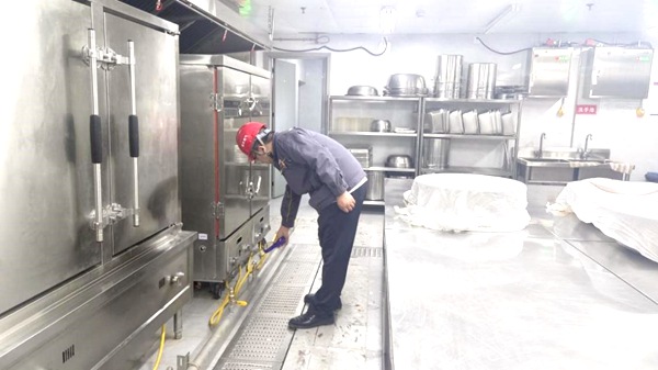 城口公司黨支部“紅巖燃小兵”黨員服務先鋒隊隊員對學校食堂燃氣管道及設施安全進行細致排查。重慶燃氣集團供圖