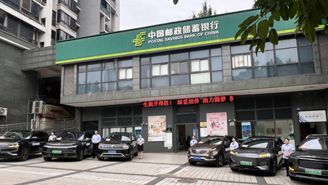 愛心送考。郵儲銀行重慶分行供圖