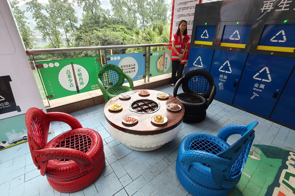 垃圾分類(lèi)科普?qǐng)鼍?。任峰攝