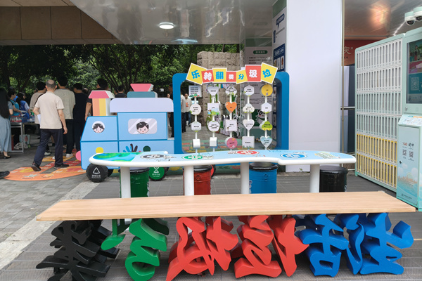 垃圾分類(lèi)科普?qǐng)鼍?。任峰攝