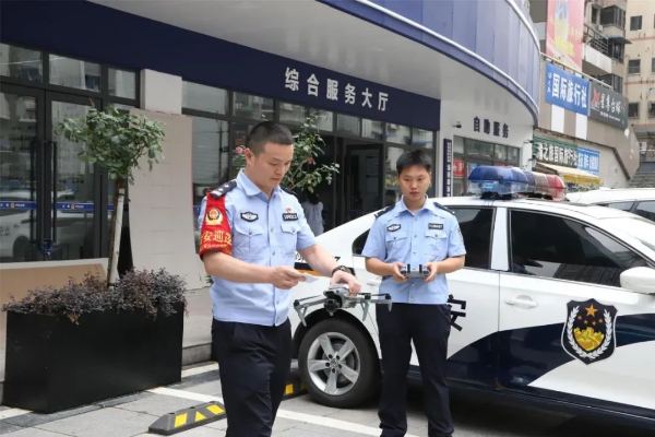 調(diào)試無人機為考生提供服務(wù)。沙坪壩區(qū)融媒體中心供圖