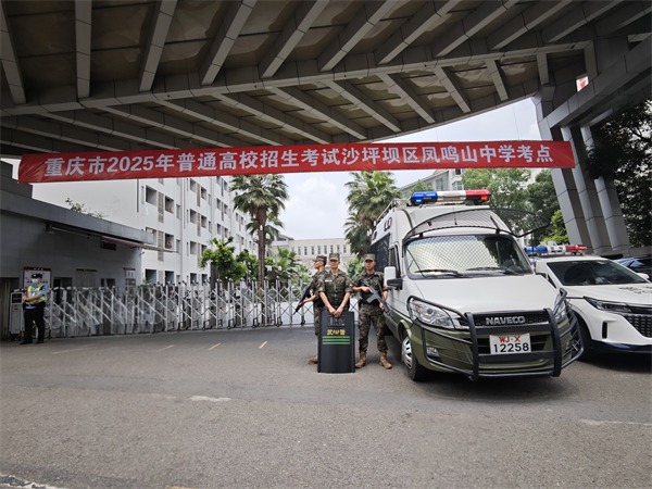執(zhí)勤官兵以乘車巡邏同定點警戒相結(jié)合的方式，確保執(zhí)勤力量機(jī)動靈活，在遇有突發(fā)情況時保證快速反應(yīng)。武警重慶總隊執(zhí)勤第二支隊供圖