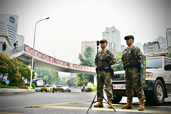 執(zhí)勤官兵以乘車巡邏同定點警戒相結(jié)合的方式，確保執(zhí)勤力量機(jī)動靈活，在遇有突發(fā)情況時保證快速反應(yīng)。武警重慶總隊執(zhí)勤第二支隊供圖