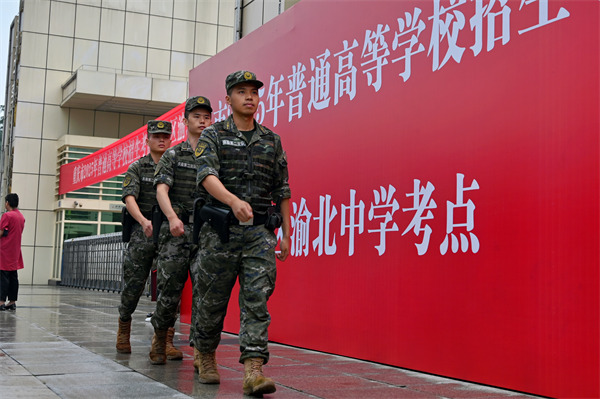 執(zhí)勤官兵以乘車巡邏同定點警戒相結(jié)合的方式，確保執(zhí)勤力量機(jī)動靈活，在遇有突發(fā)情況時保證快速反應(yīng)。武警重慶總隊執(zhí)勤第二支隊供圖