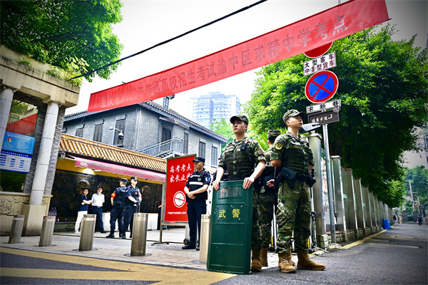 莘莘學(xué)子趕赴高考考場，身負(fù)高考警衛(wèi)重任的執(zhí)勤官兵也奮斗在他們的“趕考”路上。武警重慶總隊執(zhí)勤第二支隊供圖