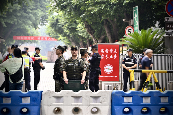 莘莘學(xué)子趕赴高考考場，身負(fù)高考警衛(wèi)重任的執(zhí)勤官兵也奮斗在他們的“趕考”路上。武警重慶總隊執(zhí)勤第二支隊供圖