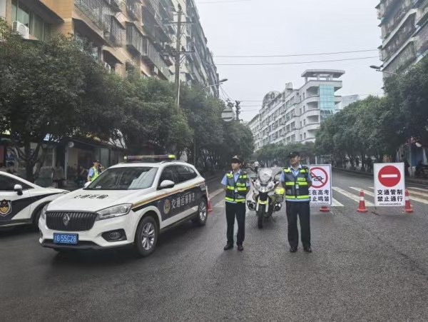 聯(lián)合交巡警實(shí)施交通疏導(dǎo)，確保考點(diǎn)周邊交通秩序。豐都縣交通執(zhí)法支隊(duì)供圖