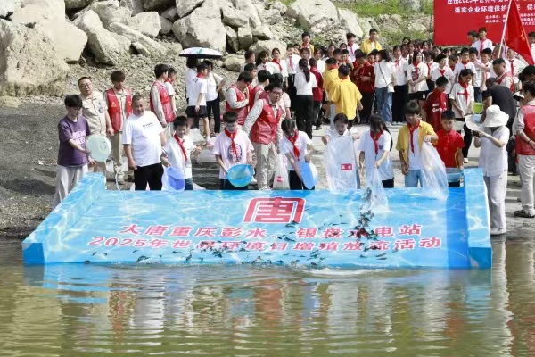 人工增殖放流活動(dòng)現(xiàn)場。廖唯攝