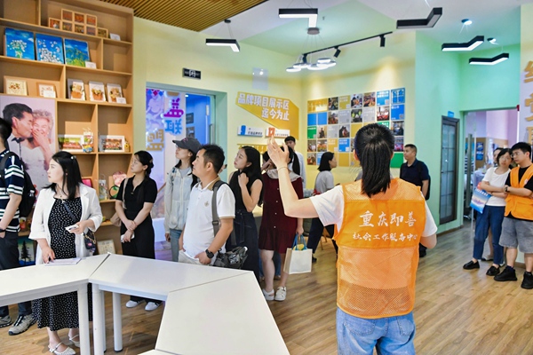 媒體一行走進(jìn)南岸區(qū)彈子石街道，了解福彩公益金支持社區(qū)發(fā)展實(shí)效。重慶福彩供圖